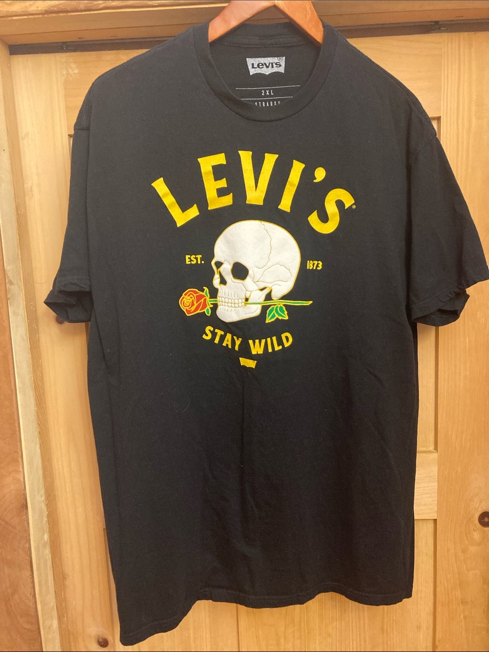 Levi's Stay Wild Black Short-Sleeve Graphic Tee with Yellow Logo and White Skull